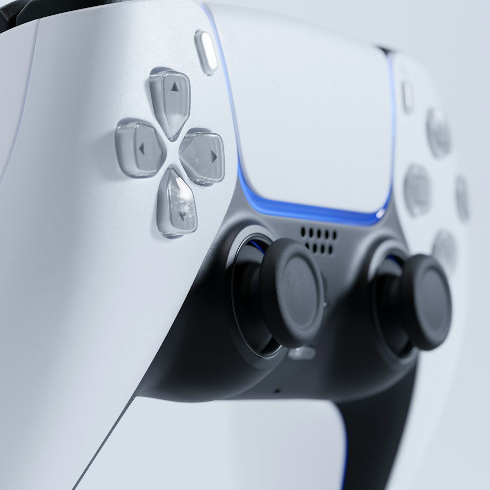 Controle DualSense branco do PlayStation 5 em close, sobre fundo claro